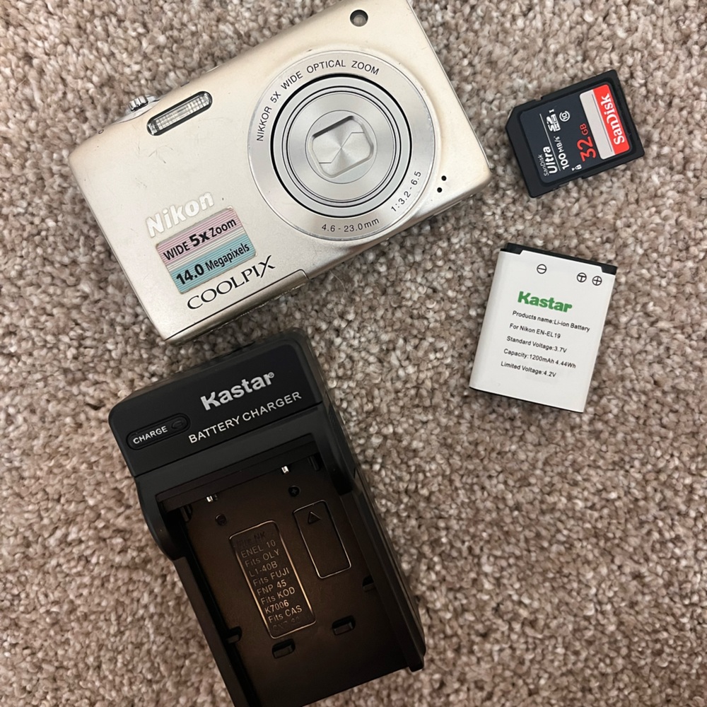 Nikon Coolpix S3100 Digital Camera [Charger/battery/sd card included]